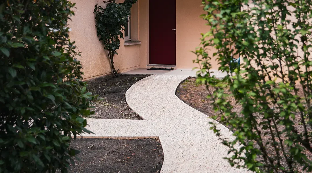 Béton désactivé : allée piétonne et entrée de garage au Haillan